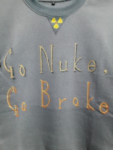 ”Go Nuke, Go Broke” (核に手を出して、破産しよう！） 私のハンドペイント シャツ作品