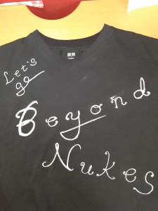 "Let's go beyond nukes" (核のない未来を目指そう） 黒いTシャツに私がペイントしたもの